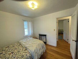 2 habitaciones, tabla de planchar con plancha, wifi y ropa de cama 