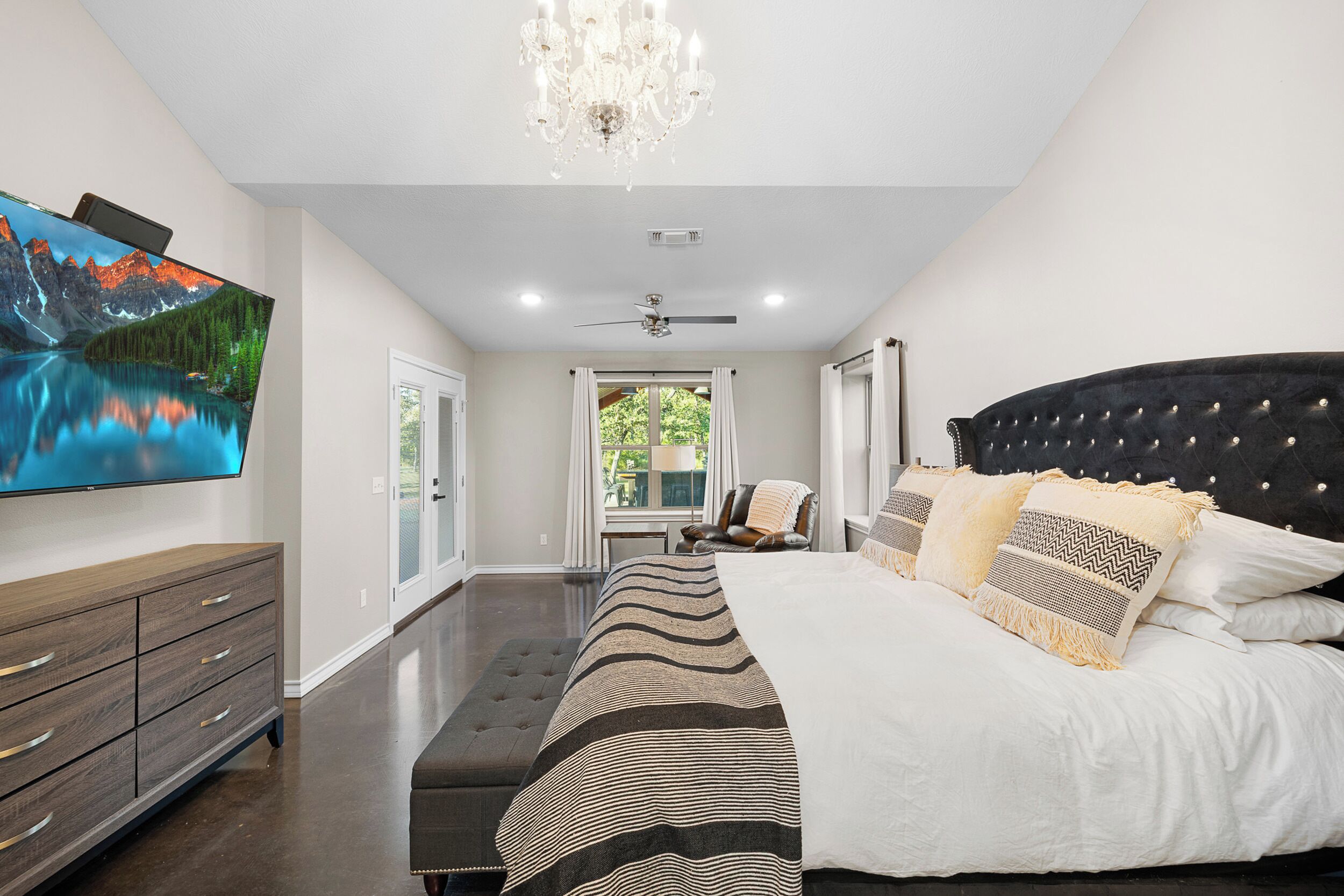 4 bedrooms, iron/ironing board, internet, bed sheets