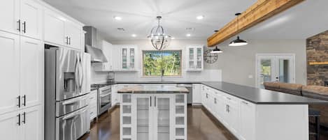 Een microgolfoven, een oven, een kookplaat, een vaatwasser