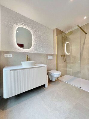 Shower, hair dryer, shampoo