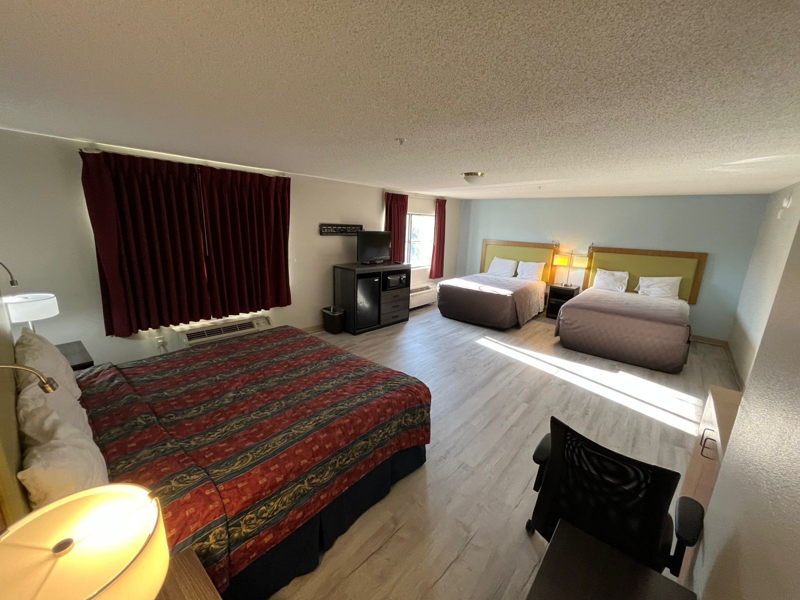 مكتب ومساحة عمل للكمبيوتر المحمول وواي فاي مجانًا