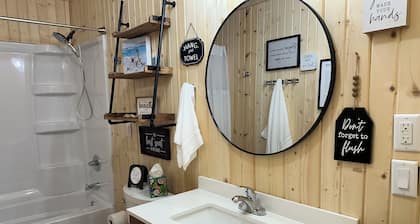 Perfect 3-bedroom cabin with AC in pleasant Moravia