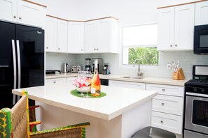 Wasserkocher mit Kaffee-/Teezubehör, Kühlschrank, Mikrowelle, Ofen