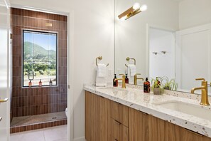 Casa, vistas a la montaña | Baño | Ducha y bañera combinadas y artículos de higiene personal gratuitos