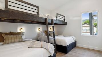 House, Mountain View | In-room safe, iron/ironing board, free WiFi