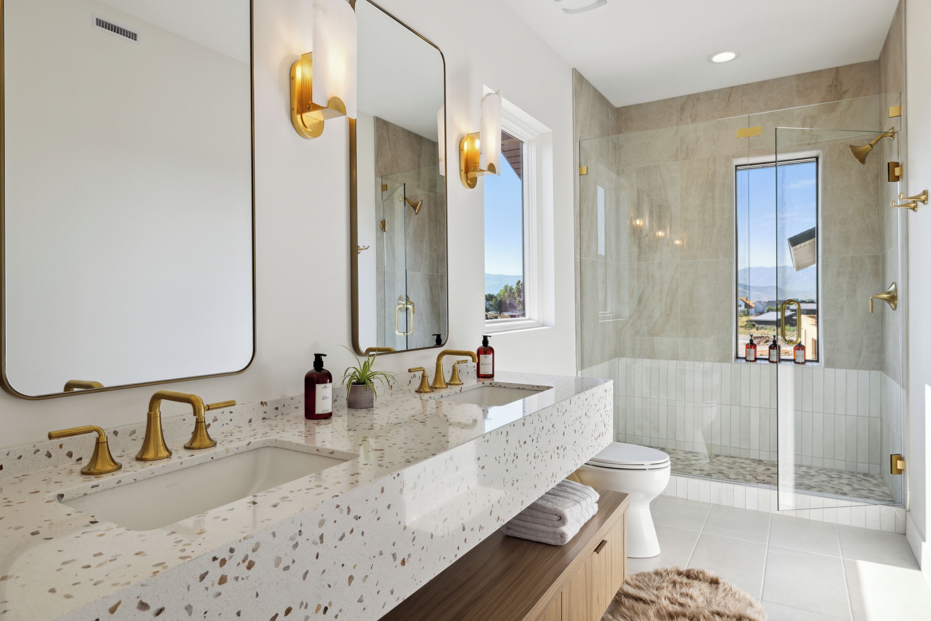 House, Mountain View | Bathroom | Combined shower/tub, free toiletries, hair dryer, towels