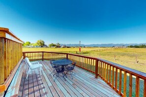 Outdoor dining - Dog-Friendly Mountain View Near Flathead Lake (Somers)