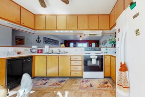 Refrigerador, microondas, cafetera y tetera y utensilios de cocina 