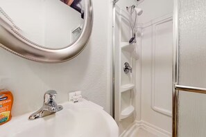 Asciugacapelli, asciugamani, sapone, shampoo