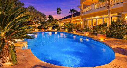 Private Pool Casita Near Alamo Heights | King Bed | Quiet, Central San Antonio | Full Kitchen, Grill