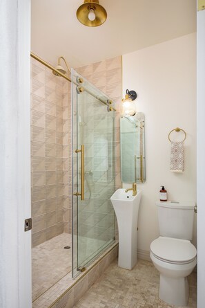 Regadera, secadora de cabello, bidet, toallas