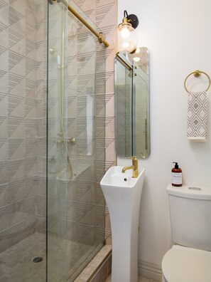 Douche, sèche-cheveux, bidet, serviettes fournies