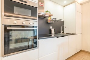Fridge, microwave, oven, dishwasher - GuestReady - Cosy beachside retreat (Costa da Caparica)