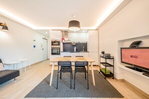 Dining - GuestReady - Cosy beachside retreat (Costa da Caparica)