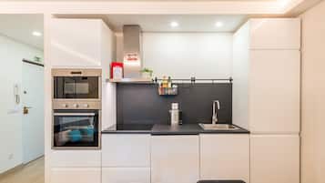 Cafetera/tetera, refrigerador, microondas, horno