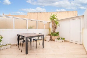 Outdoor dining - GuestReady - Cosy beachside retreat (Costa da Caparica)