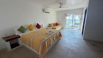 Habitación Confort, vista a la playa | Escritorio y espacio para trabajar con laptop
