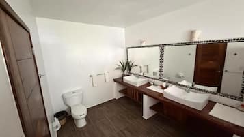 Comfort-værelse - strandudsigt | Badeværelse | Gratis toiletartikler, håndklæder, Sæbe, Toiletpapir