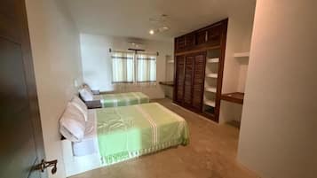 Comfort-værelse - strandudsigt | Skrivebord, arbejdsområde til bærbare computere, strygejern/strygebræt