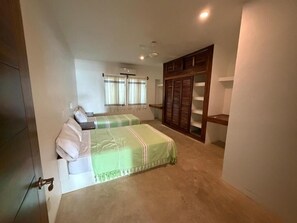 Comfort-værelse - strandudsigt | Skrivebord, arbejdsområde til bærbare computere, strygejern/strygebræt