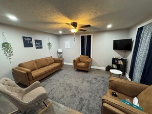 Living area - Serene 4-bedroom house with AC in charming Pleasantville (Pleasantville)