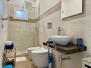 Douche, sèche-cheveux, bidet, serviettes fournies
