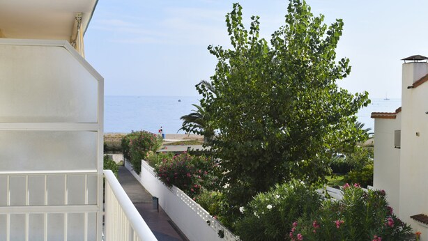 A balcony with a view of the sea and a white building with a garden in the foreground. - Ap2133 in Denia With 2 Bedrooms and 1 Bathrooms (Denia)