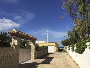 4 bedrooms - Ad4101 in Denia With 4 Bedrooms and 1 Bathrooms (Denia)
