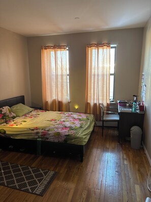 Een strijkplank/strijkijzer, internet, beddengoed