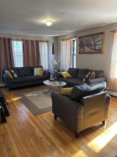 Cozy 1-bedroom apartment in perfect City of Orange with AC and Heat