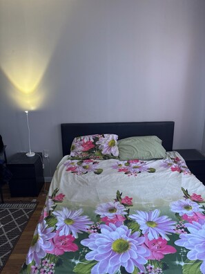 Tabla de planchar con plancha, internet y ropa de cama