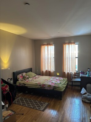 Een strijkplank/strijkijzer, internet, beddengoed