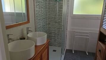 Dusche, Haartrockner, Handtücher, Toilettenpapier