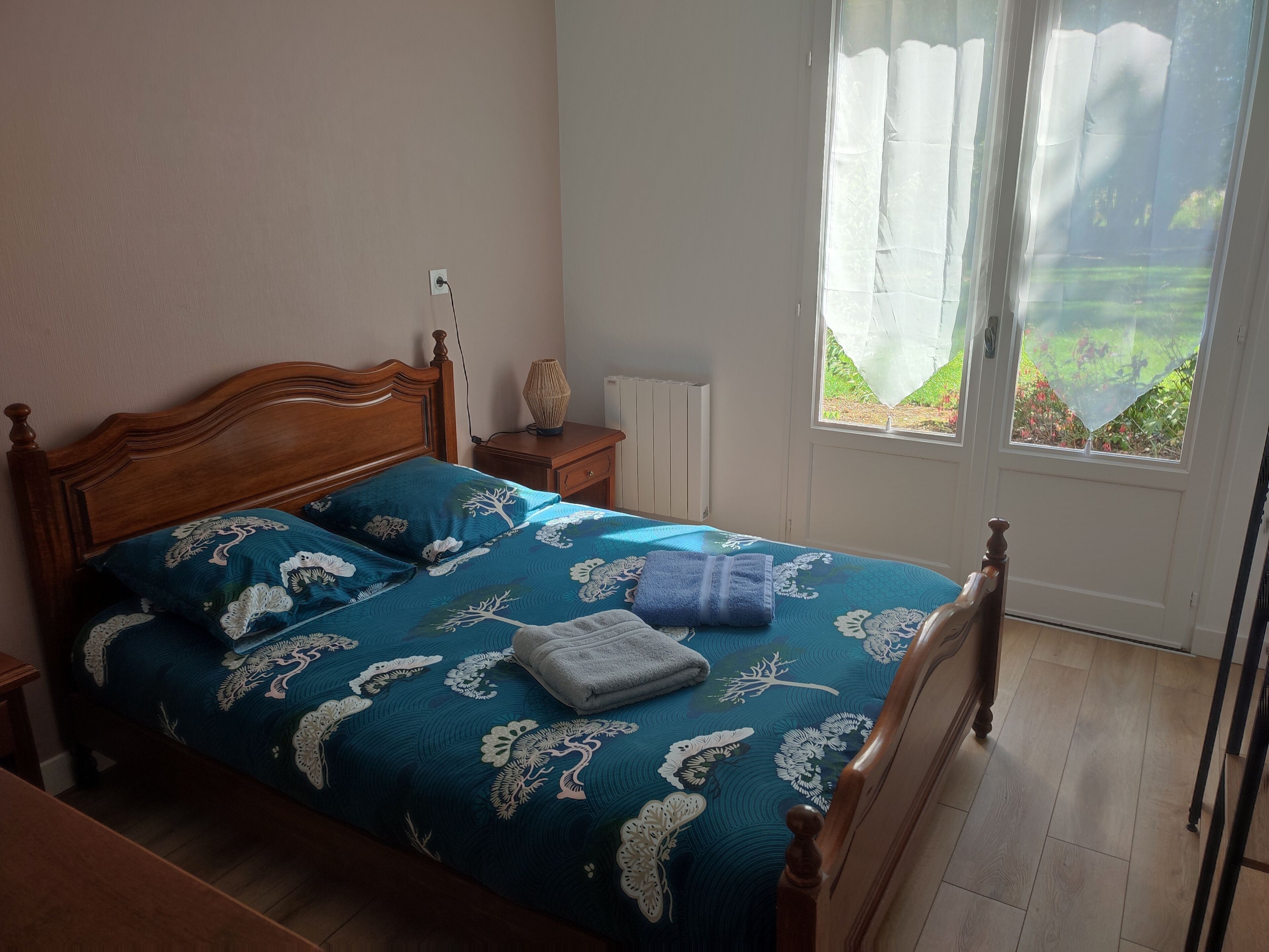 Tabla de planchar con plancha, Internet, ropa de cama