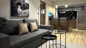 Soho POP Moderno · 1BR · Cama King · Sofá Cama · Cocina | Oleskelualue | 55–tuumainen LED-televisio, jossa digitaalikanavat