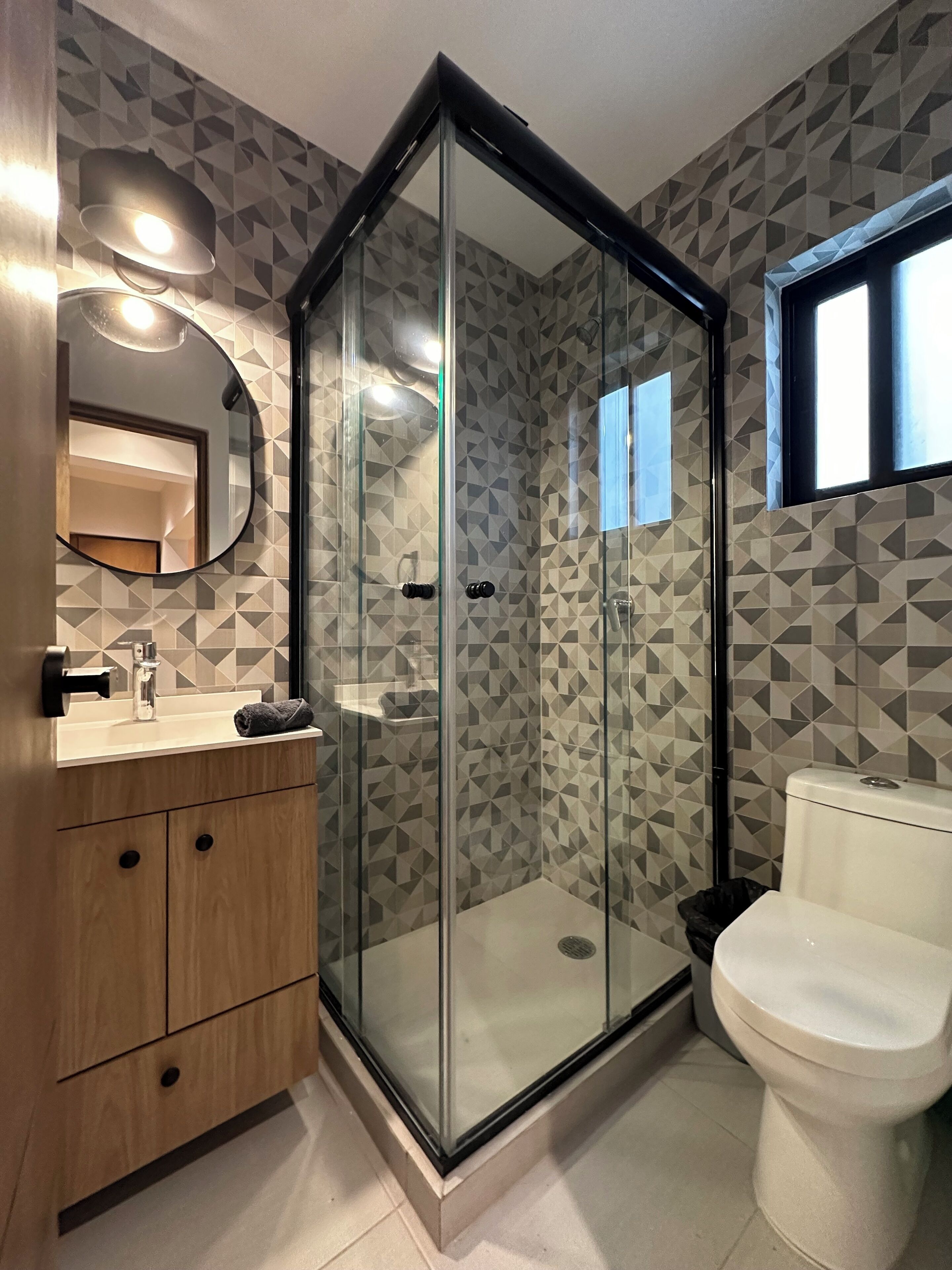 Apartament Elite | Bany | Dutxa, assecador de cabells, tovalloles i sabó 