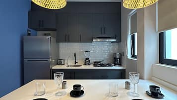 Oasis Náutico · Departamento · Cama King con Sofá Cama · Cocina | Private kitchen | Full-size fridge, microwave, stovetop, coffee/tea maker