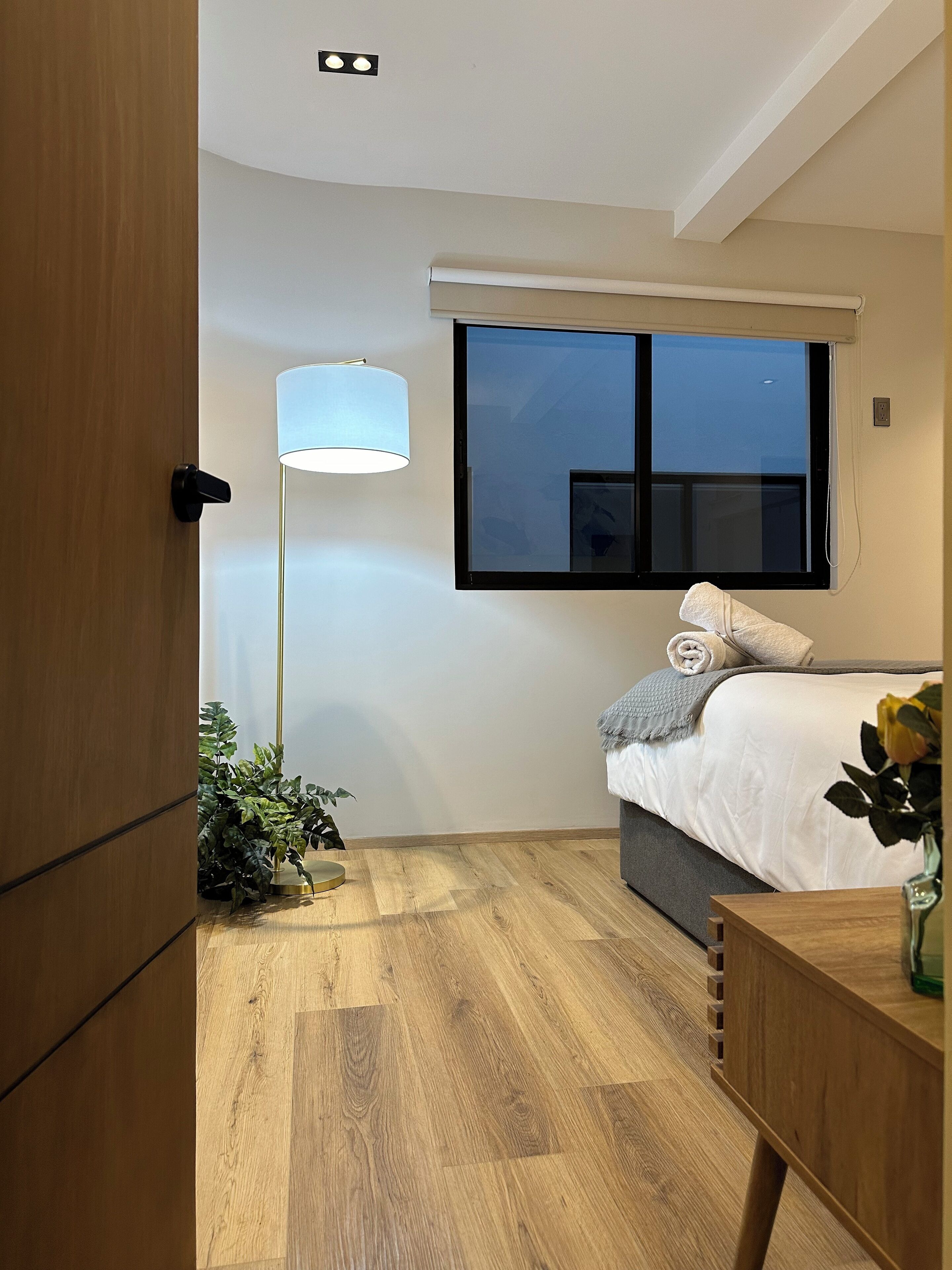 Mid-Century · 2BR · 2 Baños · Confort Moderno | Yksilöllisesti sisustettu, yksilöllisesti kalustettu