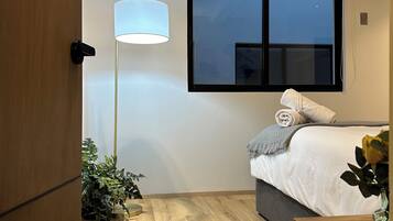 Mid-Century · 2BR · 2 Baños · Confort Moderno | Yksilöllisesti sisustettu, yksilöllisesti kalustettu