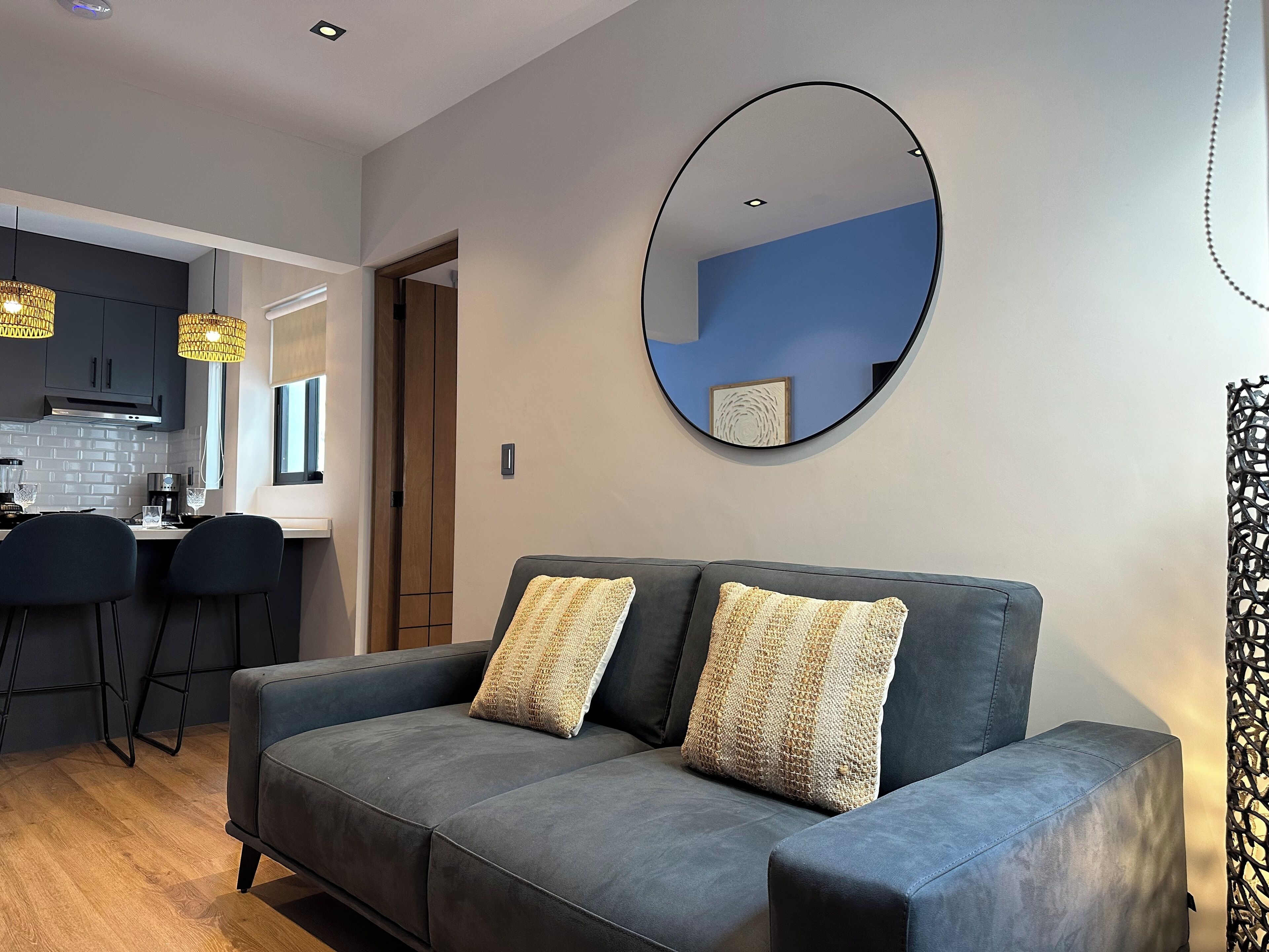 Leilighet – superior, 1 kingsize-seng med sovesofa, kjøkken | Oppholdsområde | En 55-tommers LED-TV med digitale kanaler