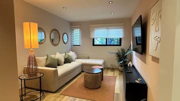 Wabi-Sabi · 2BR · Cocina · Estilo Moderno | Área de sala de estar | Televisión LED de 55 pulgadas con canales digitales