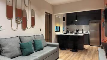 Departamento Griego | Oppholdsområde | En 55-tommers LED-TV med digitale kanaler