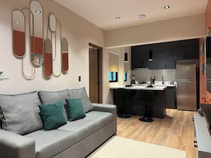 Departamento Griego | Oppholdsområde | En 55-tommers LED-TV med digitale kanaler