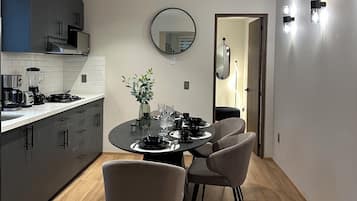 Elegante · Estilo New England · Departamento Superior · 2 Habitaciones | Individually decorated, individually furnished, laptop workspace