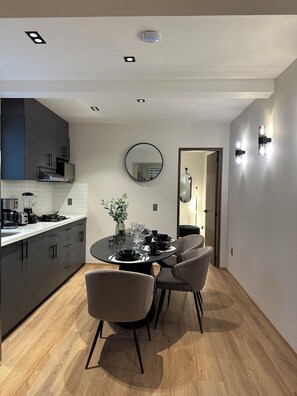 Elegante · Estilo New England · Departamento Superior · 2 Habitaciones | Decoración personalizada y muebles diferentes 