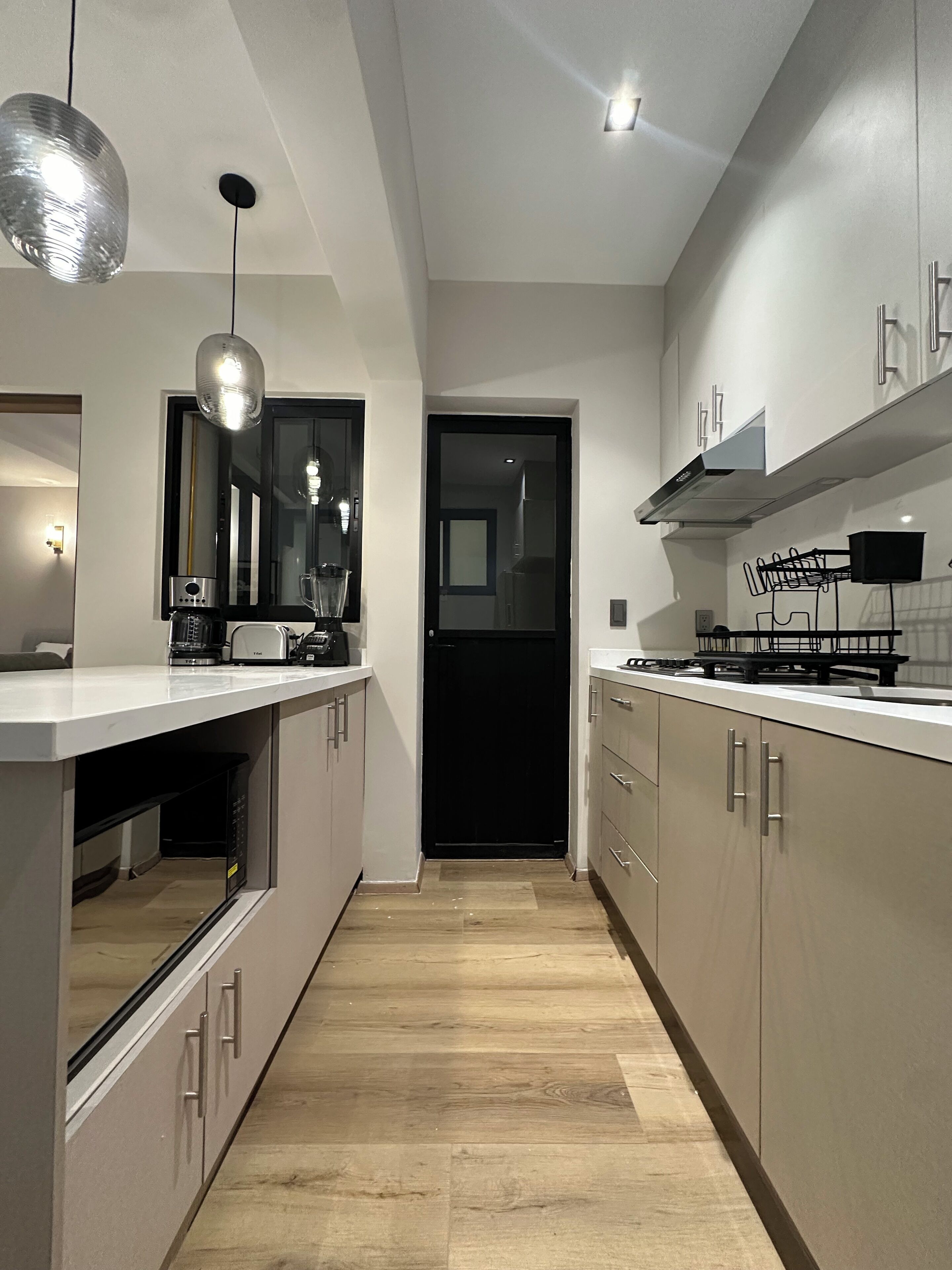 Refrigerador con congelador, microondas y parrilla de estufa 