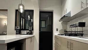 Une cuisine moderne dotée d’un îlot central, d’appareils électroménagers intégrés et d’un design épuré.