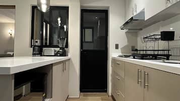 Refrigerador con congelador, microondas y parrilla de estufa