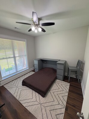 5 habitaciones, tabla de planchar con plancha y wifi gratis 