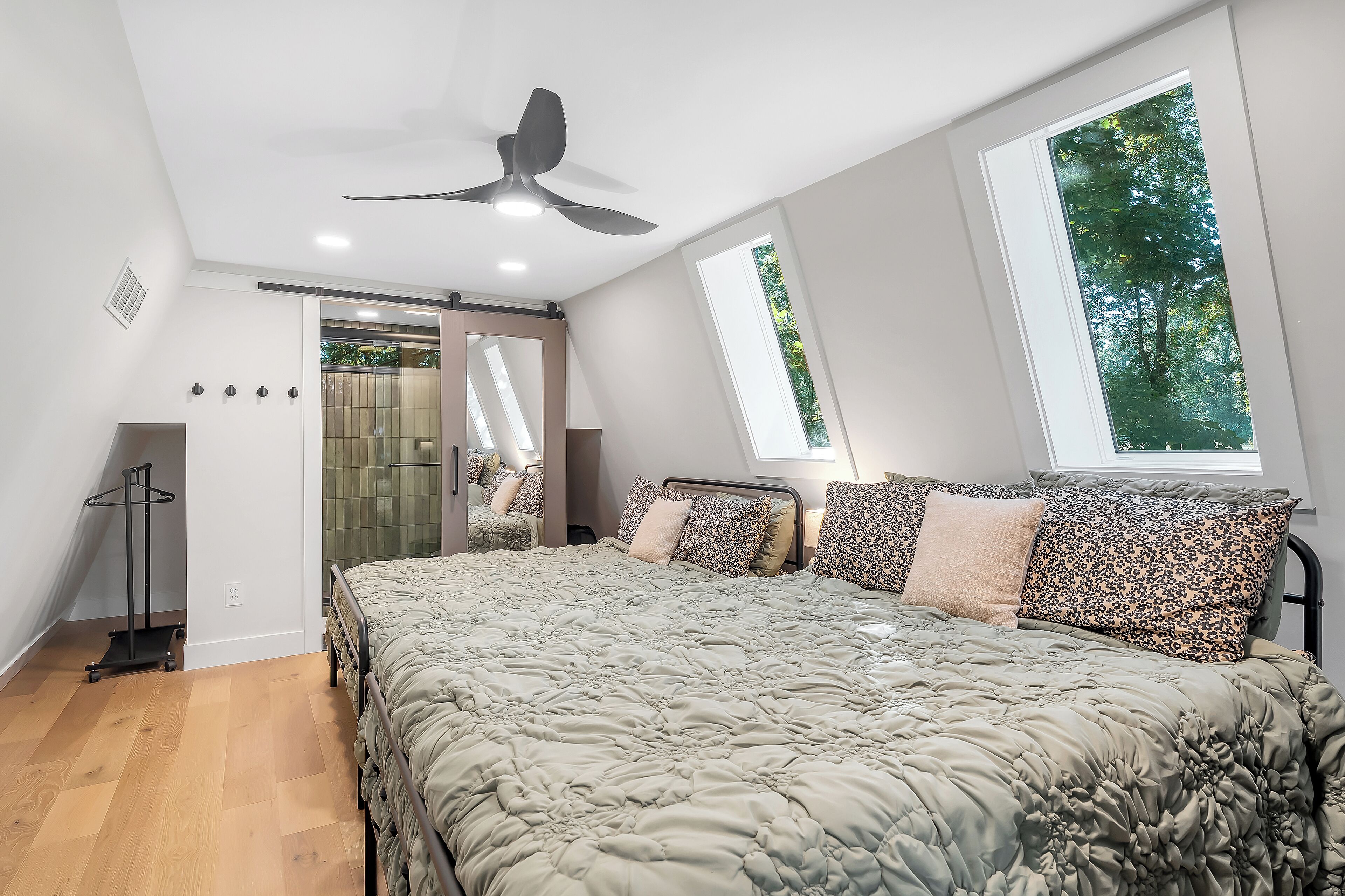 2 bedrooms, iron/ironing board, free WiFi, bed sheets
